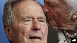 美国前总统老布什和前第一夫人芭芭拉布什（资料照片）