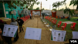 医生、护士和志愿者在喀土穆的沙姆巴特区设立了一个治疗中心。(2020年6月18日)