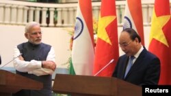 Indian Prime Minister Narendra Modi, left, listens to Vietnamese Prime Minister Nguyen Xuan Phuc during a press conference in Hanoi, Vietnam, Sept. 3, 2016. The two countries have agreed to upgrade a “strategic partnership,” giving Vietnam more Indian market access.