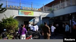 Prisoners walk inside Kerobokan prison after a trial at Denpasar court on Indonesia's island of Bali. 