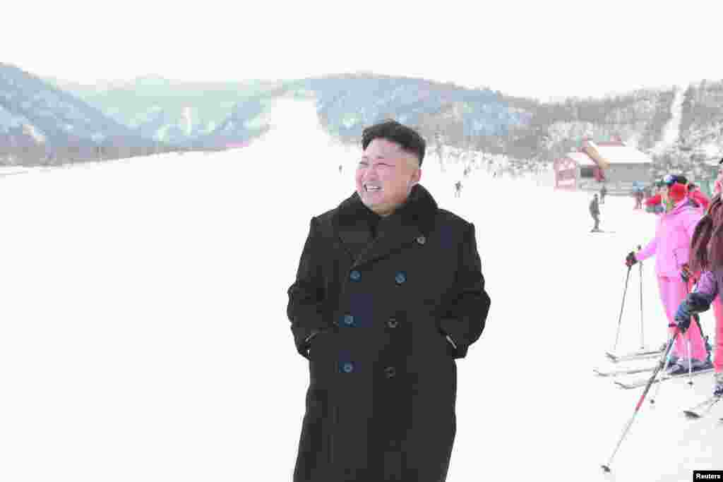 지난 2013년 1월 북한 김정은 국무위원장이 새로 개장한 마식령 스키장을 방문했다.