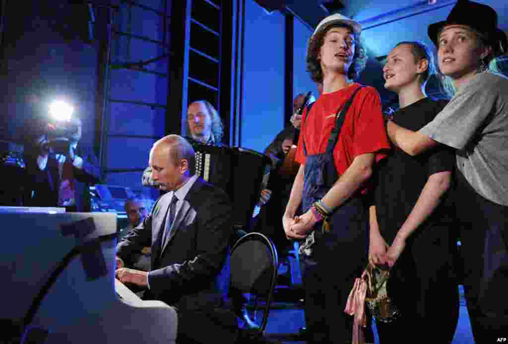 September 15: Russian Prime Minister Vladimir Putin performs with actors during his visit to the Theatre of Nations in Moscow. REUTERS/Alexei Nikolsky