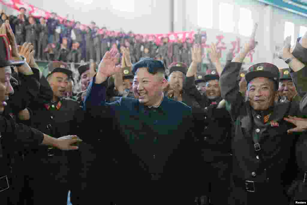 북한 김정은 국무위원장이 4일 대륙간탄도미사일 '화성-14형' 발사 성공 소식을 들은 뒤 과학자, 기술자들과 함께 기뻐하고 있다. 