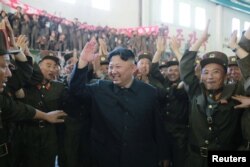 지난달 4일 북한의 김정은 국무위원장이 대륙간탄도미사일 '화성-14형' 시험발사 성공 소식에 과학자, 기술자들과 함께 환호하고 있다.
