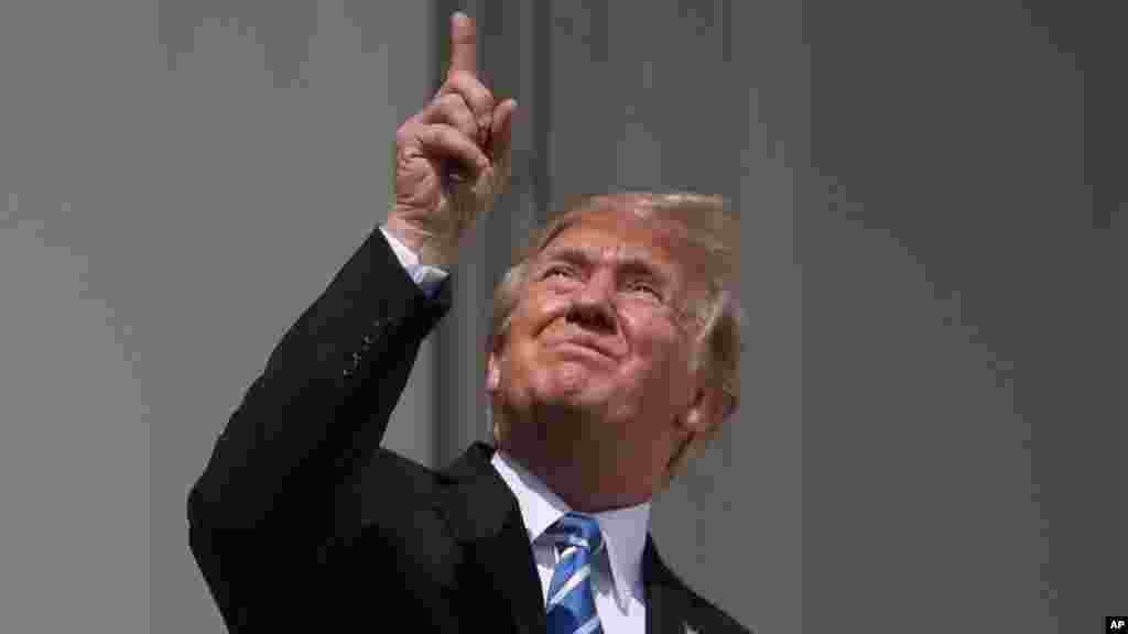 Дональд Трамп наблюдает за солнечным затмением&nbsp;( Фото: AP /Andrew Harnik)