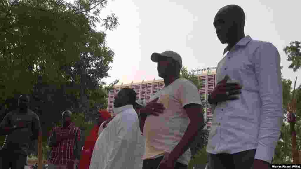 Les membres du mouvement Bring Back Our Girls ont une pensée pour les lycéennes disparues de Chibok, à Unity Fountain, à Abuja, le 7 mars 2016. (VOA/Nicolas Pinault)