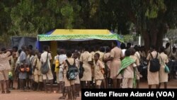 Campagne de sensibilisation sur les grossesses précoces à Djougou dans le nord du Bénin, le 11 juillet 2019. (VOA/Ginette Fleure Adandé)