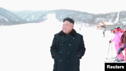 Pemimpin Korea Utara Kim Jong Un mengunjungi resor ski yang baru dibangun di wilayah Masik Pass. (Foto: Reuters/KCNA)