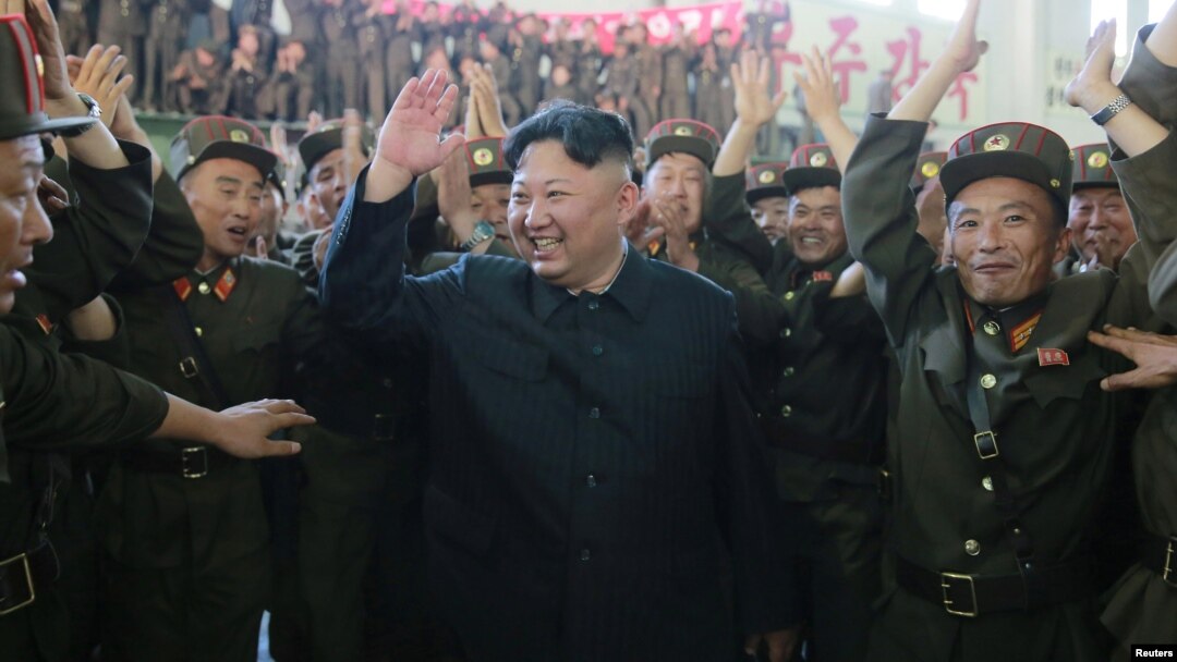 Pemimpin Korea Utara, Kim Jong-un (tengah), merayakan suksesnya peluncuran rudal balistik antar benua "Hwasong-14" tanggal 4 Juli 2017. 