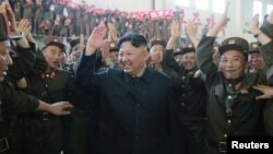 FILE - Pemimpin Korea Utara Kim Jong Un dengan para ilmuwan dan teknisi Akademisi Pertahanan Akademi DPRK setelah peluncuran coba rudal balistik antar benua Hwasong-14 dalam foto dirilis oleh Kantor Berita Pusat Korea Utara Korea Utara (KCNA) di Pyongyang 5 Juli , 2017.