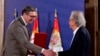 Predsednik Srbije Aleksandar Vučić uručuje orden austrijskom književniku Peteru Handkeu (Foto: RSE/Vesna Anđić)