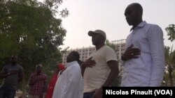 Les membres du mouvement Bring Back Our Girls ont une pensée pour les lycéennes disparues de Chibok, à Unity Fountain, à Abuja, le 7 mars 2016. (VOA/Nicolas Pinault)