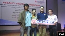 Para pembicara dalam diskusi bertema “ASEAN’s Digital Landscape”, di Pusat Kebudayaan Amerika atau @Amerika di Jakarta, Minggu siang (4/12), dari kiri: Arthit Suriyawongkul (Thailand), Iman Usman (Indonesia), Marcus van Geyzel (Malaysia), dan Zheng ‘Wil