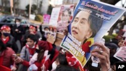 Warga Myanmar melakukan protes untuk menuntut pembebasan Aung San Suu Kyi dalam aksi unjuk rasa di Tokyo, Jepang (3/2). 