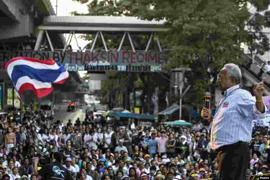 Pemimpin demonstrasi Suthep Thaugsuban berbicara pada para pendukungnya dalam sebuah demonstrasi di pusat kota Bangkok (28/1). 