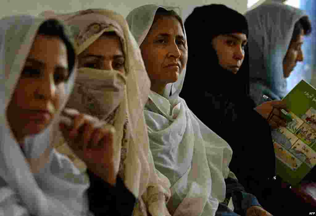 Після падіння режиму Талібану афганські жінки отримали більше свобод, що відобразилось навітиь на їхньому побуті та стилі одягу.