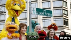 Personajes del programa Plaza Sésamo durante la dedicación de una calle con su nombre en Nueva York.