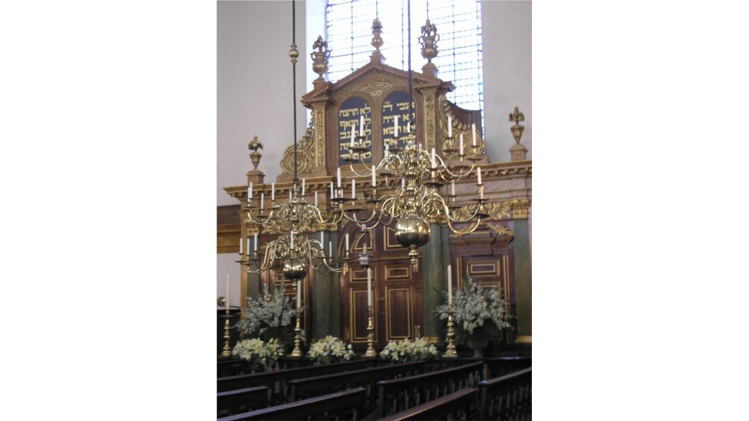 Salah satu sudut interior di Bevis Marks Synagoge (Deror avi/Wikimedia)