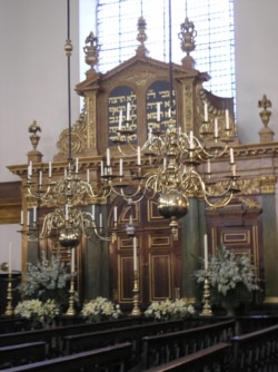 Salah satu sudut interior di Bevis Marks Synagoge (Deror avi/Wikimedia)
