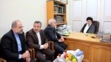 <strong>ظریف در قم</strong><br />
محمدجواد ظریف، وزیر امور خارجه در سفر یکروزه خود به شهر قم با برخی مراجع دیدار کرد. در عکس او با آیت الله موسوی اردبیلی دیدار می کند.<br />
عکس: سید روح&zwnj;الله موسوی، فارس