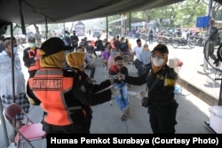 Warga mengantre untuk menjalani tes usap (swap) COVID-19 sebelum masuk wilayah Surabaya. (Foto: Humas Pemkot Surabaya)