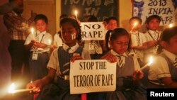 Des élèves rendent hommage à une victime d'un viol collectif, à New Delhi, en Inde, 31 décembre 2012.