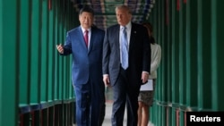 美国总统特朗普和中国国家主席习近平在北京中南海散步交谈。(2026年5月15日)