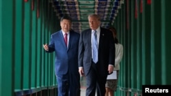 2026년 5월 15일 중국 베이징에서 도널드 트럼프 미국 대통령이 시진핑 중국 국가주석과 함께 중난하이 정원을 산책하고 있다.