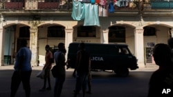 Carro de polícia em Havana Velha, Cuba, 12 de Julho de 2021 