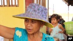 ນາງອຸຍຄໍາ ຜູ້ນຶ່ງທີ່ຖືກຍົກຍ້າຍຈາກບ້ານເດີມຍ້ອນໂຄງການສ້າງສາ ໄປຢູ່ບ້ານທີ່ສ້າງໃຫ້ຢູ່ໃໝ່ ແລະຈົ່ມທຸກວ່າບ້ານຫລັງໃໝ່ບໍ່ມີດິນພຽງພໍປູກຜັກຢູ່ກິນ ບໍ່ມີຕົ້ນໄມ້ ແລະຮ້ອນເອົ້າຫລາຍ