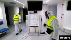 Punonjësit duke dizinfektuar dhomat e zhveshjes të ekipeve gjatë Kupës së Italisë