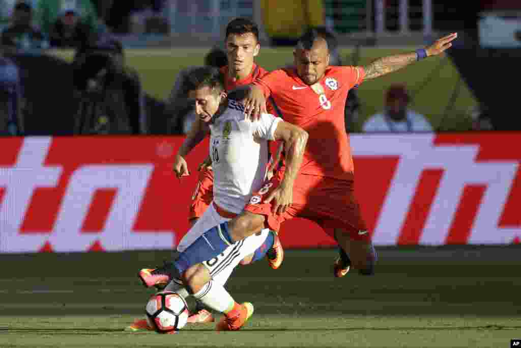 Arturo Vidal na Chile da Hector Herrera na Mexico su na neman kwallo a karawarsu ta kwata fainal a gasar Copa America.