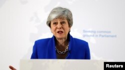 Perdana Menteri Inggris Theresa May memberikan pidato di London, Selasa (21/5). 