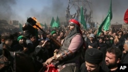 12일 이란 테헤란 남부에서 이슬람 시아파 교도들이 '아슈라' 종교행사를 벌이고 있다.