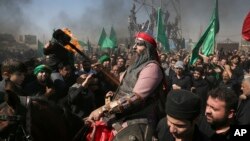 Warga Muslim Syiah Iran merayakan prosesi Ashoura (Asyura) di Teheran, Iran, hari Rabu (12/10).