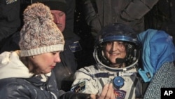 La astronauta estadounidense Sunita Williams llegó a Tierra en buen estado de salud y de buen ánimo luego de cumplir su misión espacial.