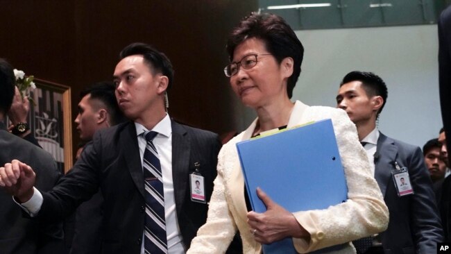 香港特首林郑月娥抵达立法会。（2019年10月17日）