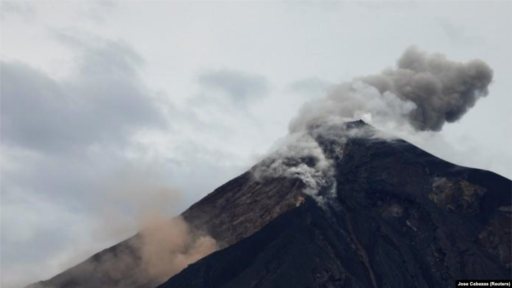 El volcÃ¡n fuego expulsa una pluma de ceniza y humo en Alotenango, Guatemala. 8 de junio 2018. REUTERS/Jose Cabezas - RC1935BE1160