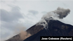 El volcán fuego expulsa una pluma de ceniza y humo en Alotenango, Guatemala. 8 de junio 2018. REUTERS/Jose Cabezas - RC1935BE1160