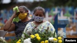 برازیل: دوې مېرمنې د کرونا له کبله د خپل مړ شوي عزیز په جنازه کې