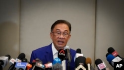 Pemimpin oposisi Malaysia, Anwar Ibrahim, berbicara dalam konferensi pers setelah bertemu Raja Malaysia, di Kuala Lumpur, Malaysia, 13 Oktober 2020.