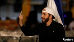 ARCHIVO - El presidente de El Salvador, Nayib Bukele, participa en una rueda de prensa con motivo del COVID-19, en San Salvador, a mediados de 2020.