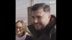 来自世界各地的情侣在巴黎度过浪漫的情人节 
