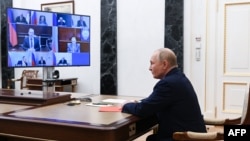 Na fotografiji koju je distribuirala ruska državna agencija Sputnjik, ruski predsjednik Vladimir Putin predsjedava sastankom Savjeta bezbjednosti u Kremlju u Moskvi 4. oktobra 2024. (Foto: Pavel Byrkin / POOL / AFP)