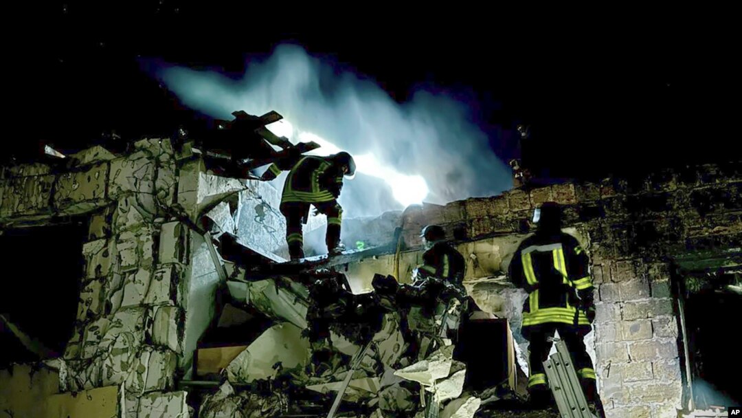 Petugas pemadam kebakaran bekerja di lokasi gedung yang terbakar pasca serangan drone Rusia di Odesa, Ukraina, Selasa, 23 April 2024. (Foto: via AP)