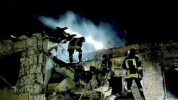 Petugas pemadam kebakaran bekerja di lokasi gedung yang terbakar pasca serangan drone Rusia di Odesa, Ukraina, Selasa, 23 April 2024. (Foto: via AP)