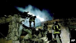 Petugas pemadam kebakaran bekerja di lokasi gedung yang terbakar pasca serangan drone Rusia di Odesa, Ukraina, Selasa, 23 April 2024. (Foto: via AP)