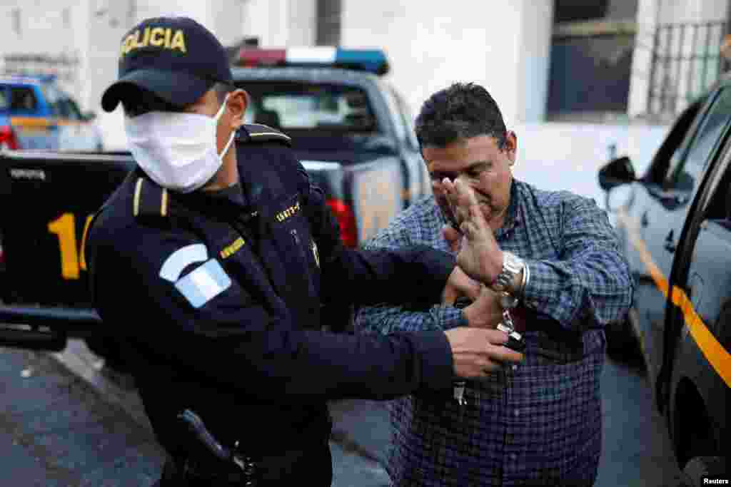 گوئٹے مالا میں بھی کرفیو کی خلاف ورزی کرنے والے متعدد افراد کو پولیس نے گرفتار کر لیا۔ 