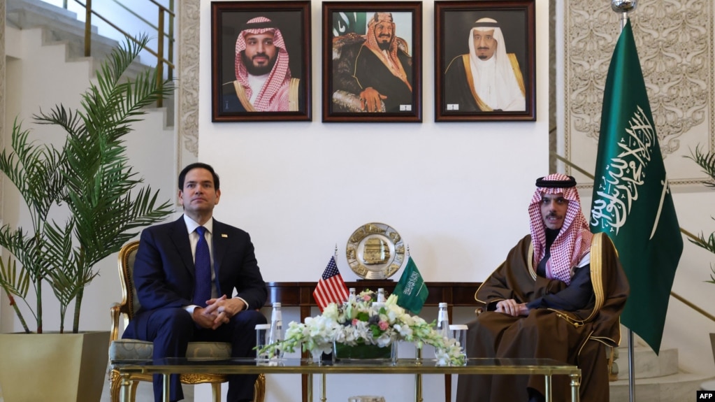 Cuộc gặp giữa Ngoại trưởng Hoa Kỳ Mark Rubio và Bộ trưởng Ngoại giao Saudi Arabia Faisal bin Farhan Al Saud với bối cảnh là chân dung của vị vua sáng lập ra Saudi Arabia và các nhà lãnh đạo hiện tại của đất nước, ngày 17 tháng 2 năm 2025. Ảnh: Evelyn Hockstein / AFP