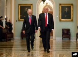 El presidente Donald Trump y el líder de la mayoría republicana en el Senado, Mitch McConnell de Kentucky, en el Capitolio, de camino a un almuerzo con legisladores republicanos. Oct. 24, 2017.